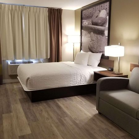 Super 8 By Wyndham Winnipeg West Екстериор снимка
