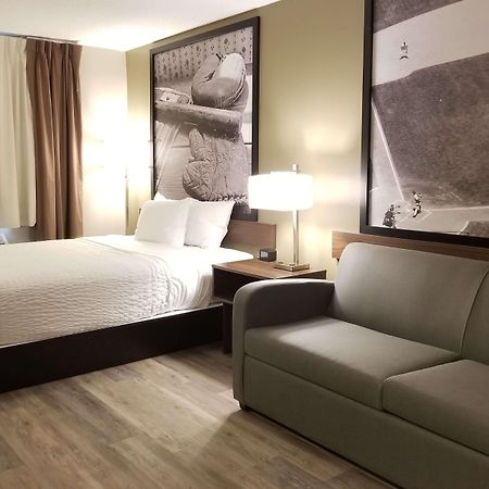 Super 8 By Wyndham Winnipeg West Екстериор снимка