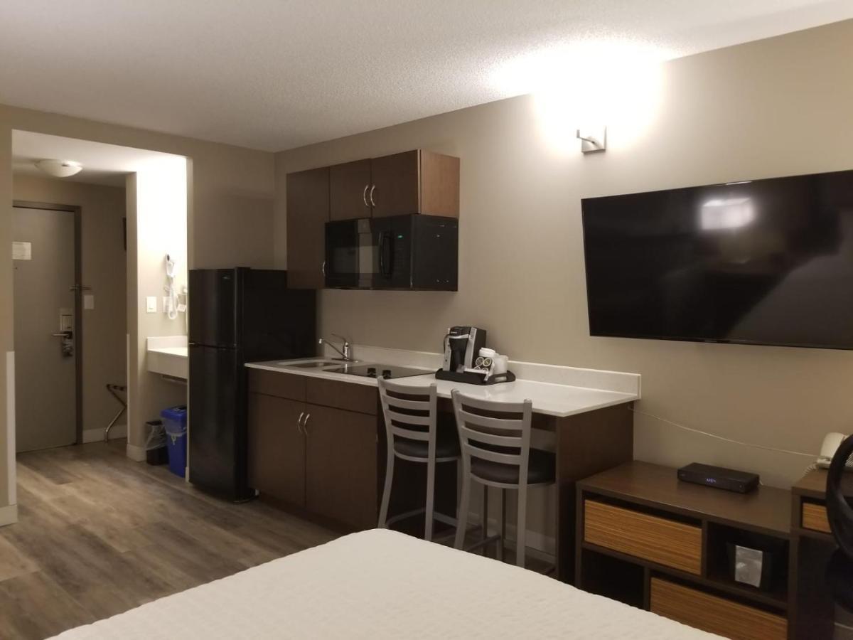Super 8 By Wyndham Winnipeg West Екстериор снимка