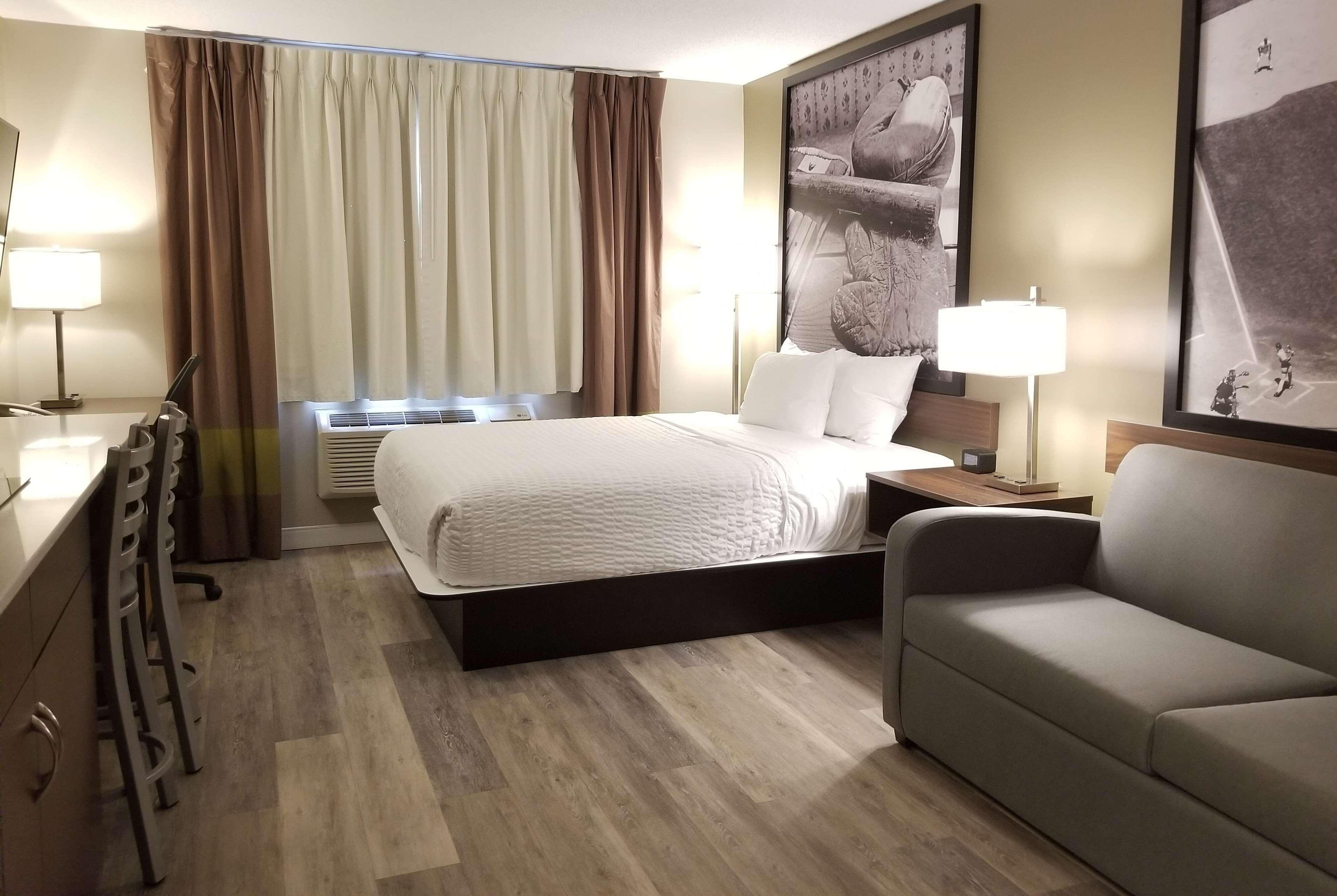 Super 8 By Wyndham Winnipeg West Екстериор снимка