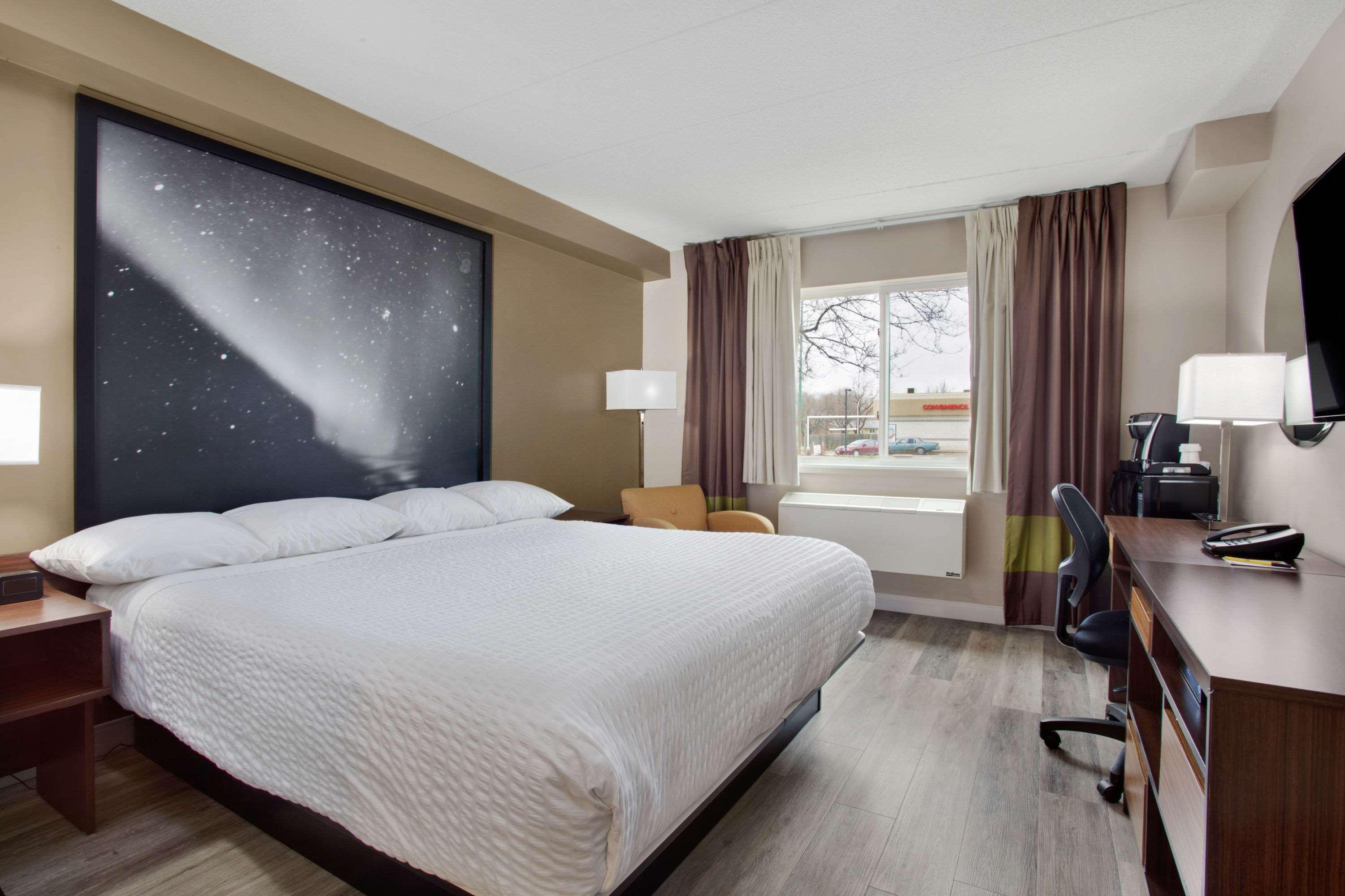 Super 8 By Wyndham Winnipeg West Екстериор снимка