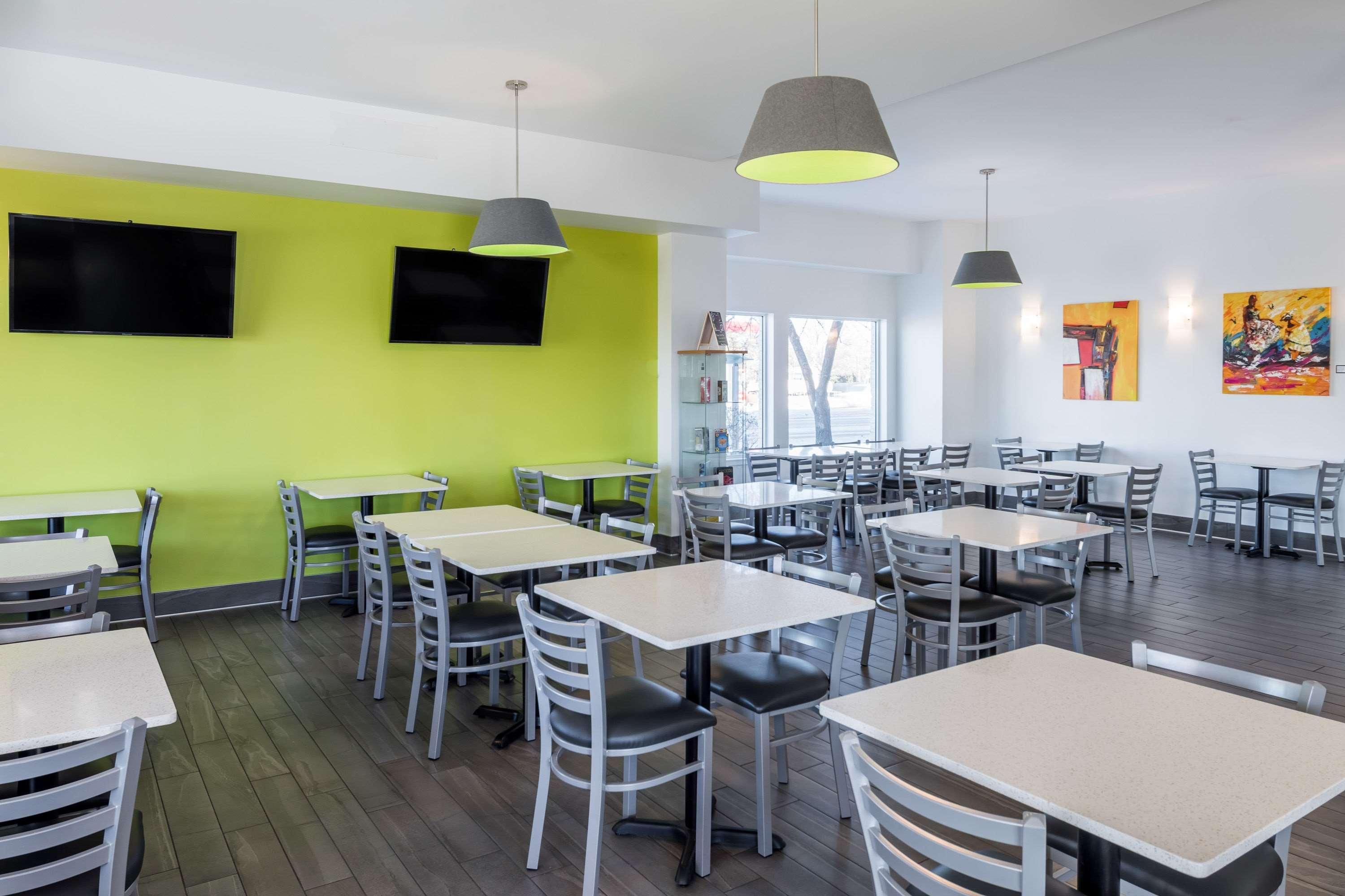 Super 8 By Wyndham Winnipeg West Екстериор снимка