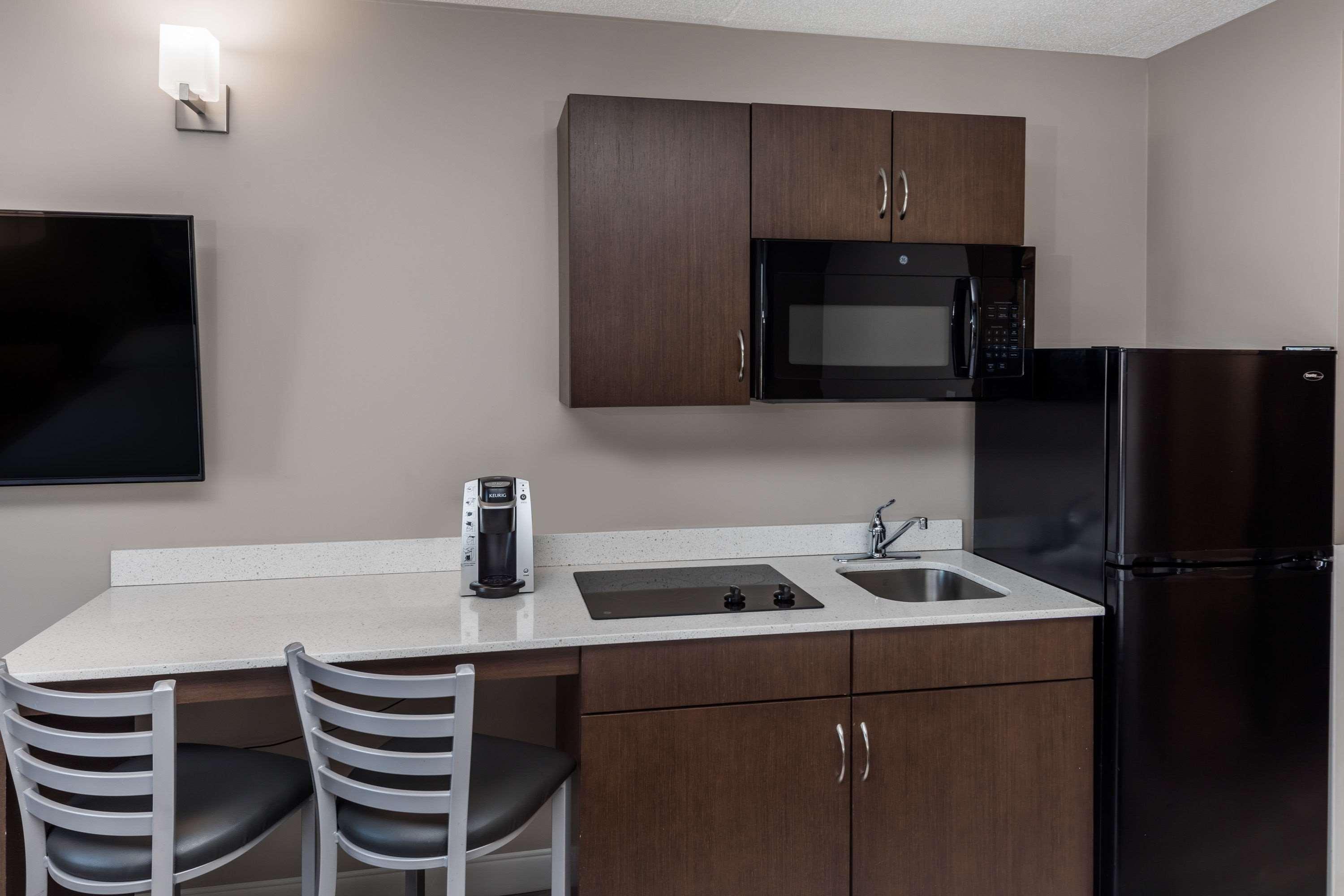 Super 8 By Wyndham Winnipeg West Екстериор снимка