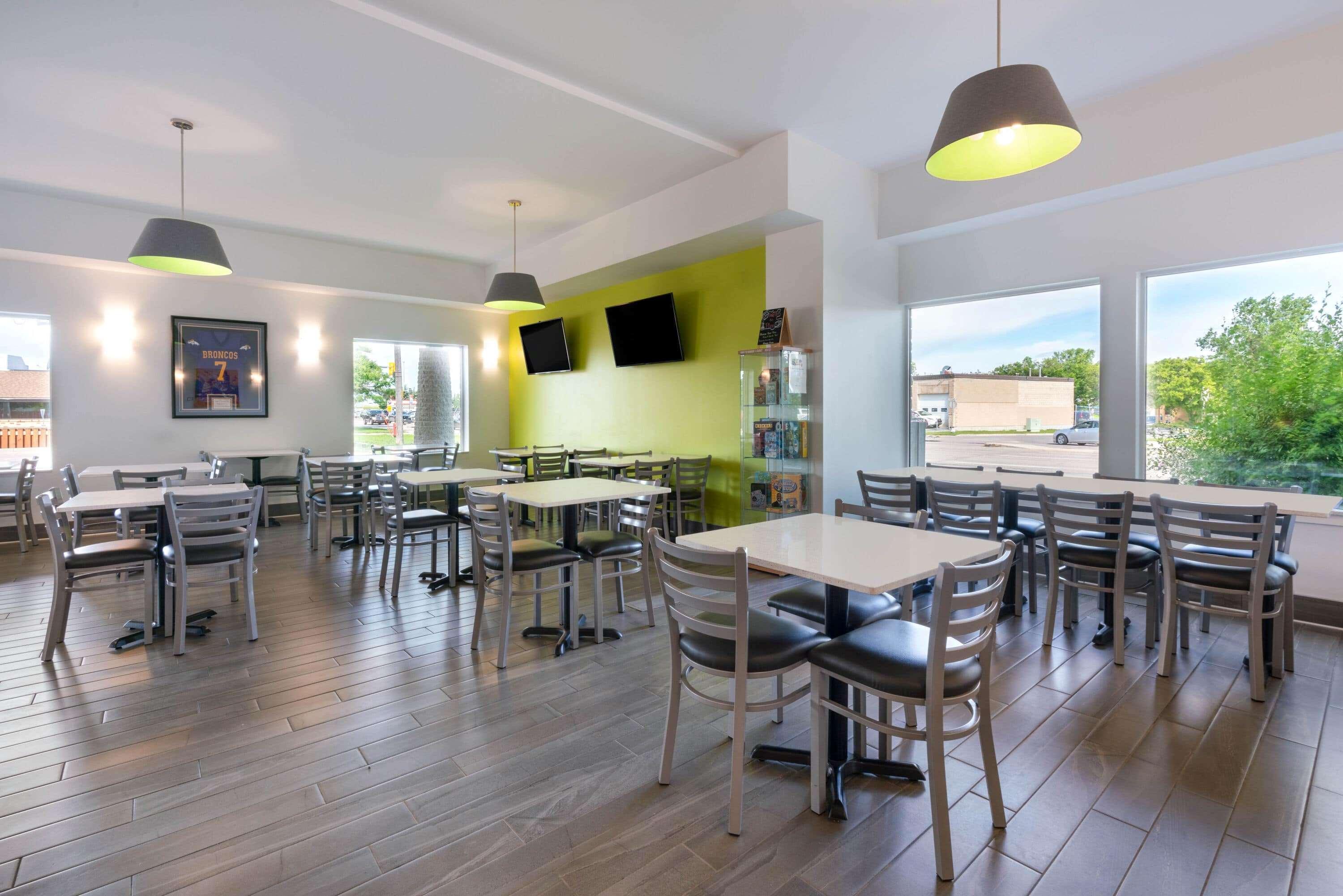Super 8 By Wyndham Winnipeg West Екстериор снимка