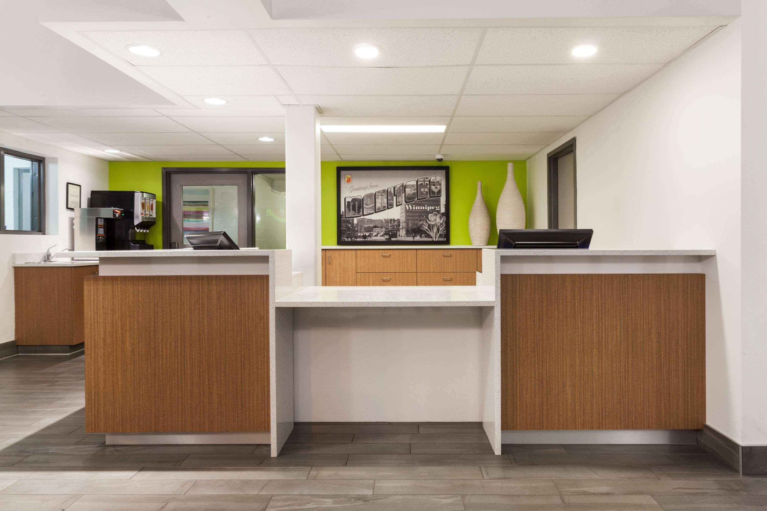 Super 8 By Wyndham Winnipeg West Екстериор снимка