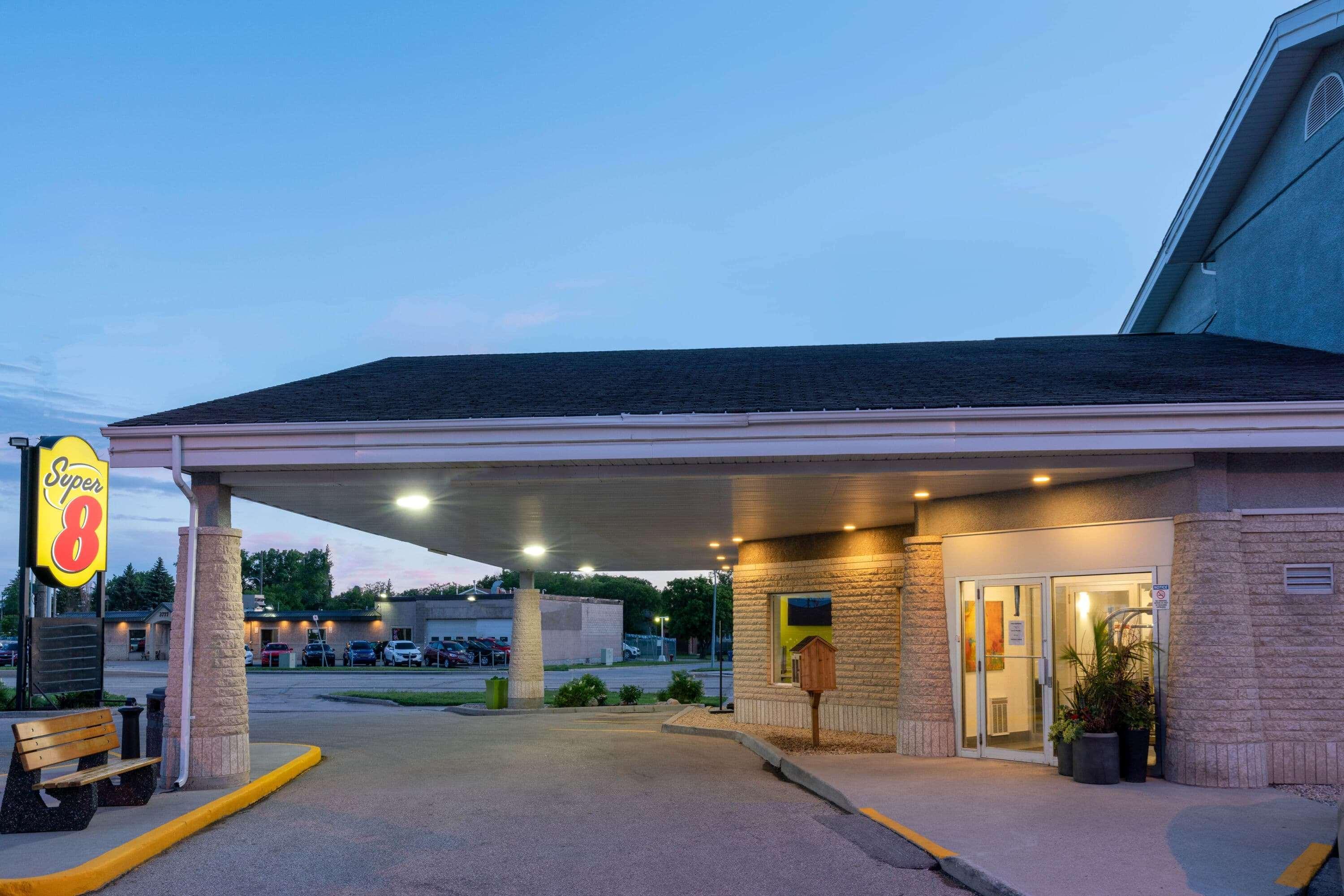 Super 8 By Wyndham Winnipeg West Екстериор снимка