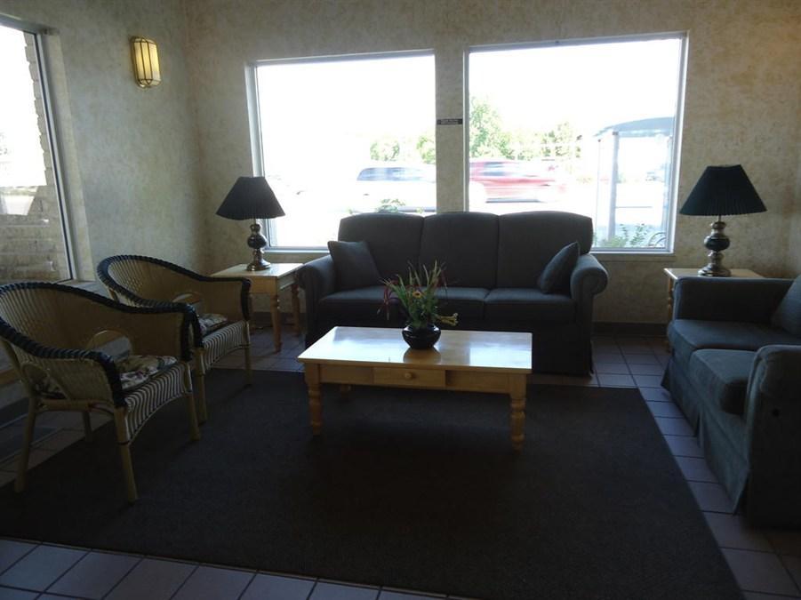 Super 8 By Wyndham Winnipeg West Екстериор снимка