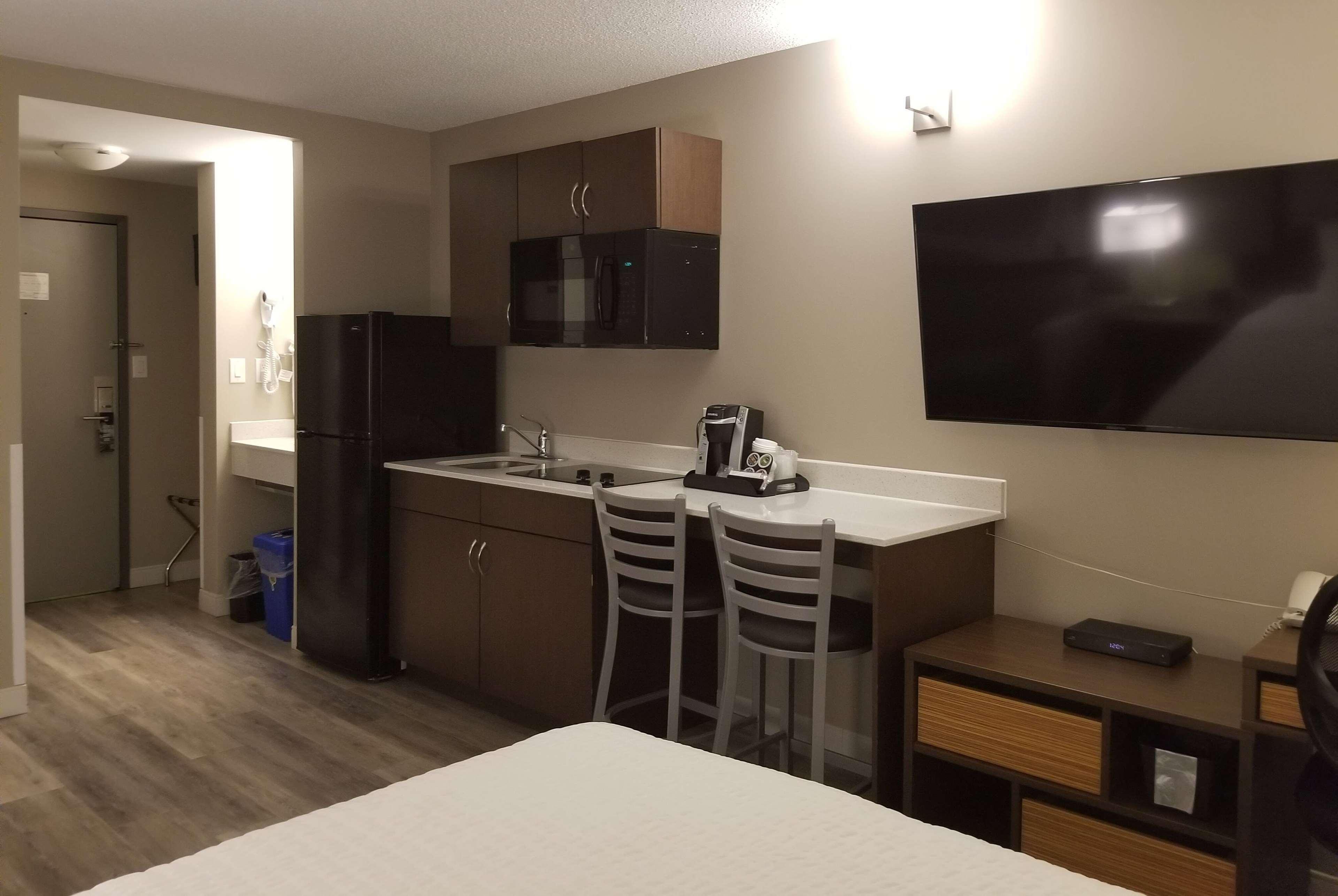 Super 8 By Wyndham Winnipeg West Екстериор снимка