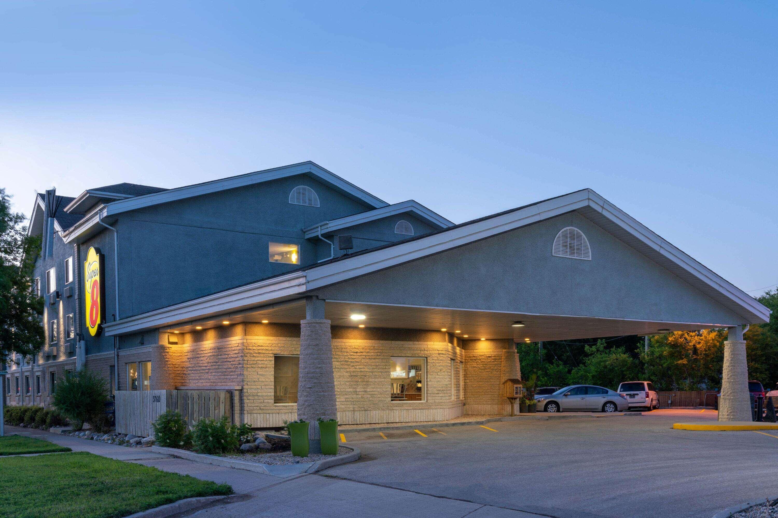 Super 8 By Wyndham Winnipeg West Екстериор снимка