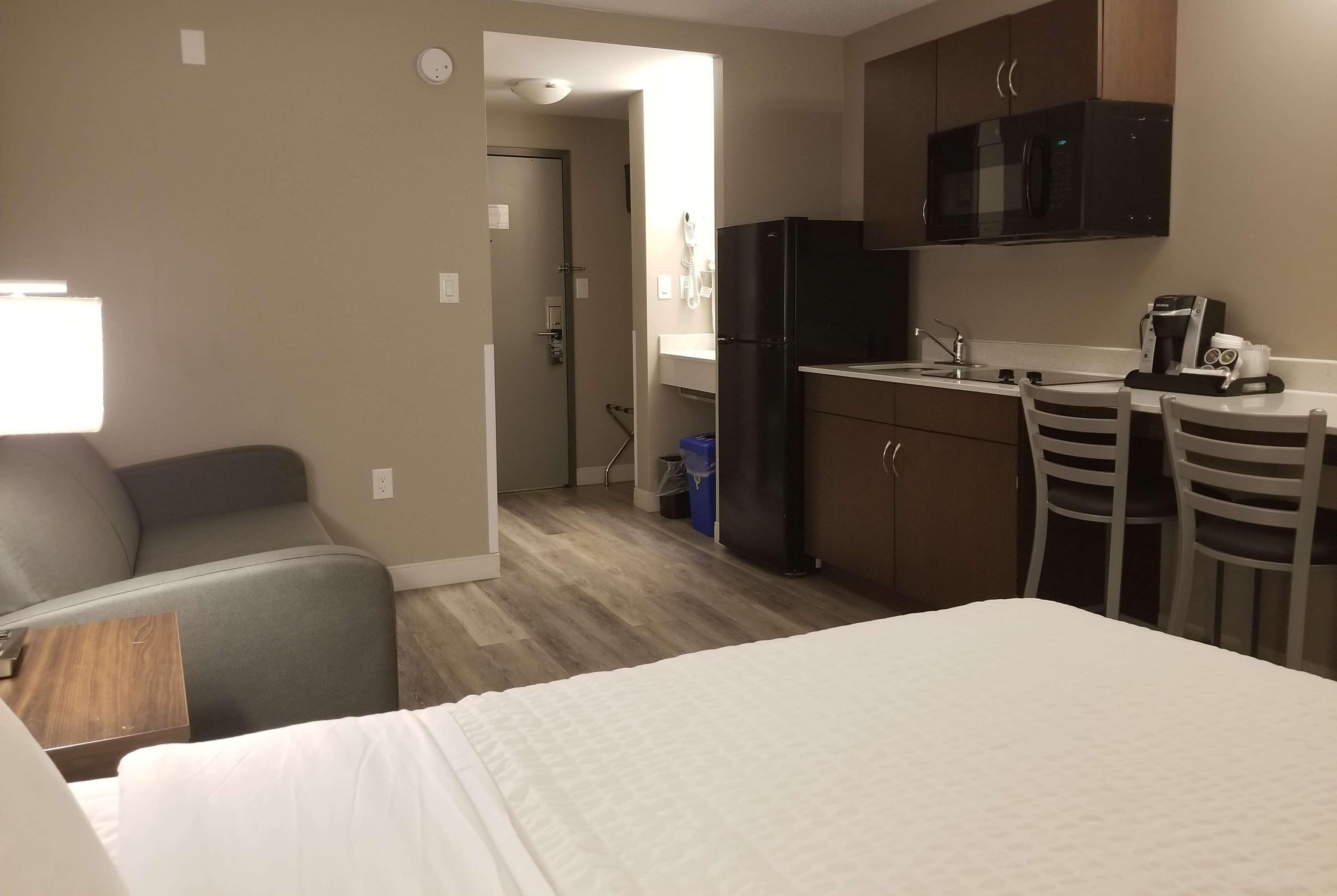 Super 8 By Wyndham Winnipeg West Екстериор снимка