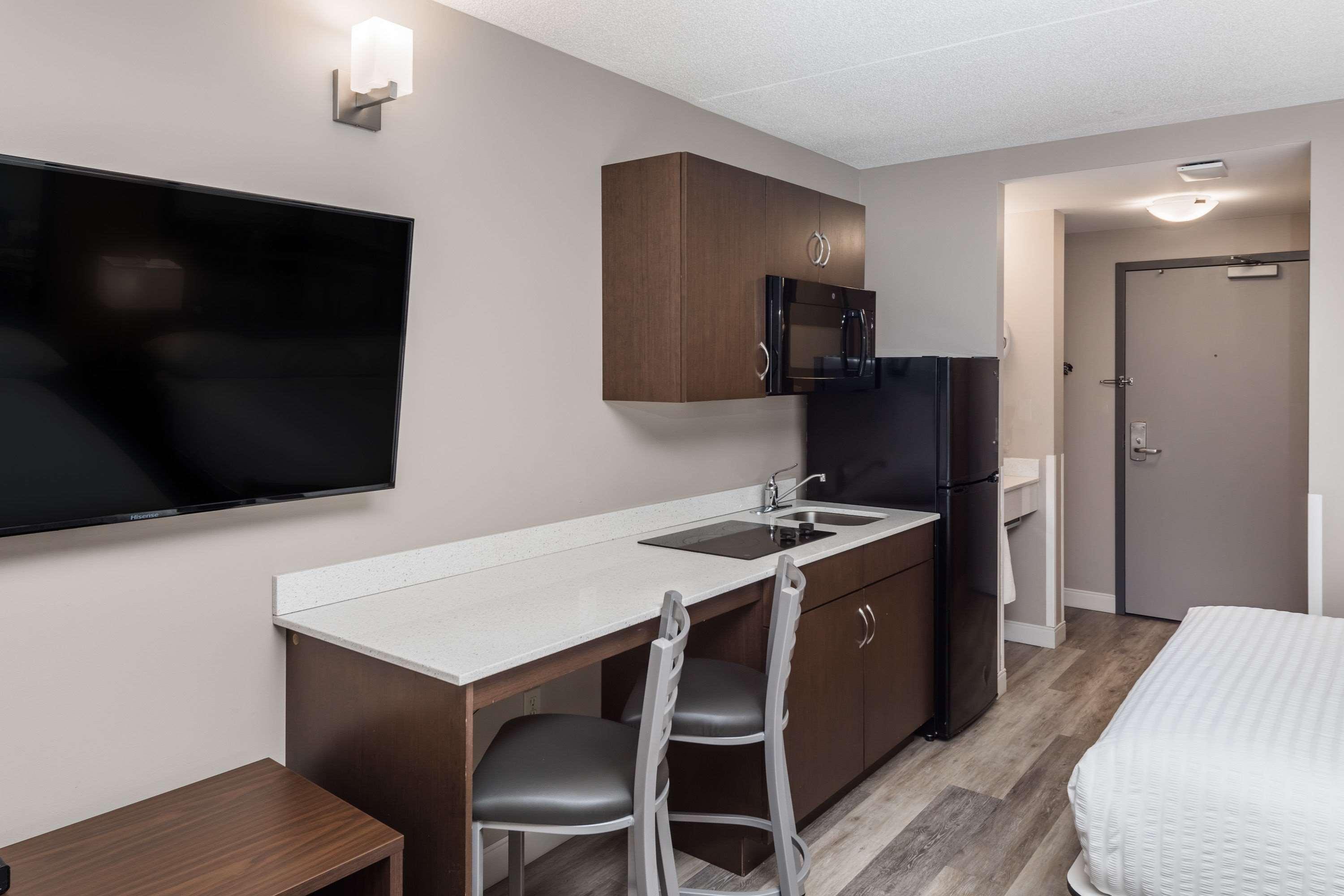 Super 8 By Wyndham Winnipeg West Екстериор снимка