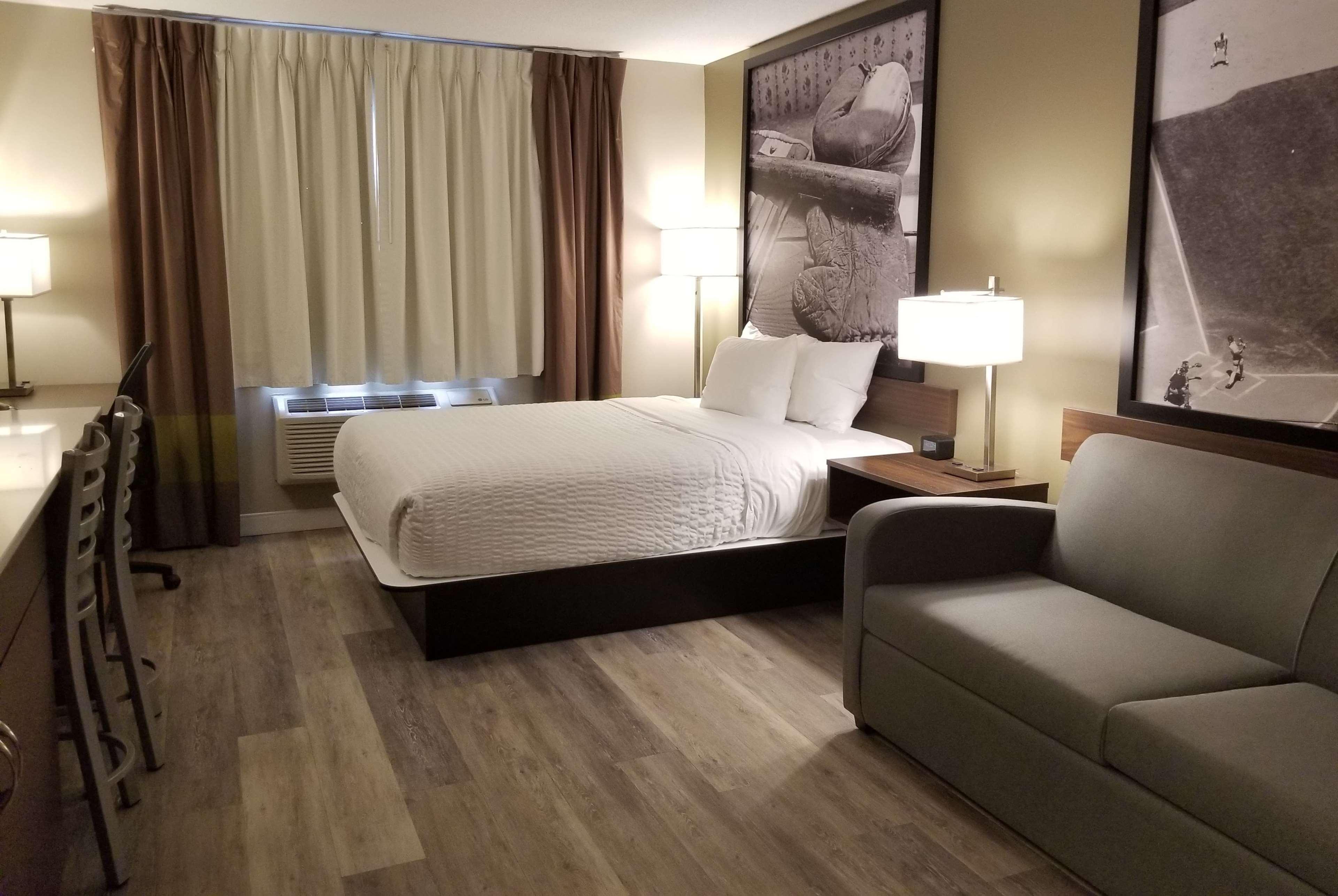 Super 8 By Wyndham Winnipeg West Екстериор снимка