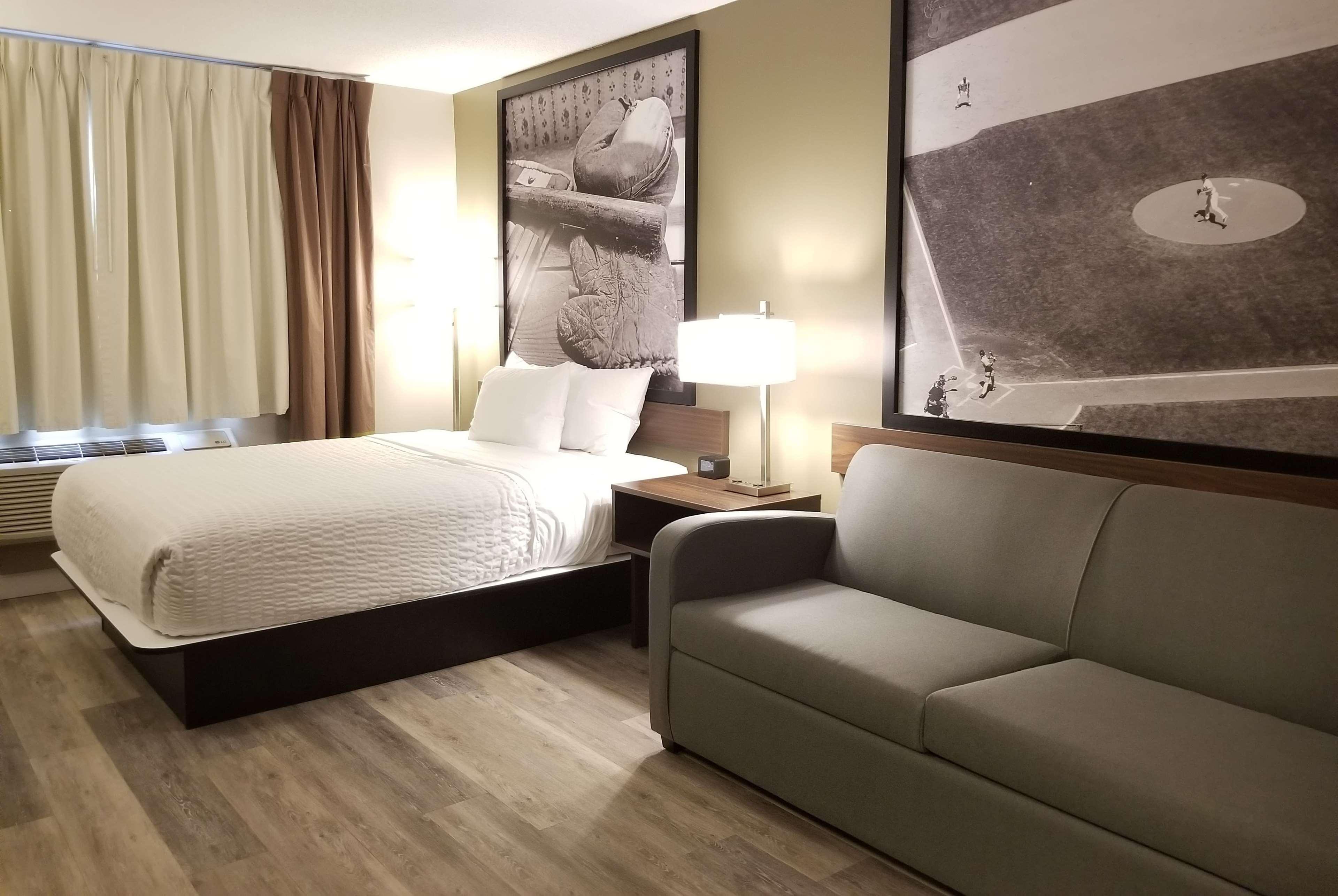 Super 8 By Wyndham Winnipeg West Екстериор снимка