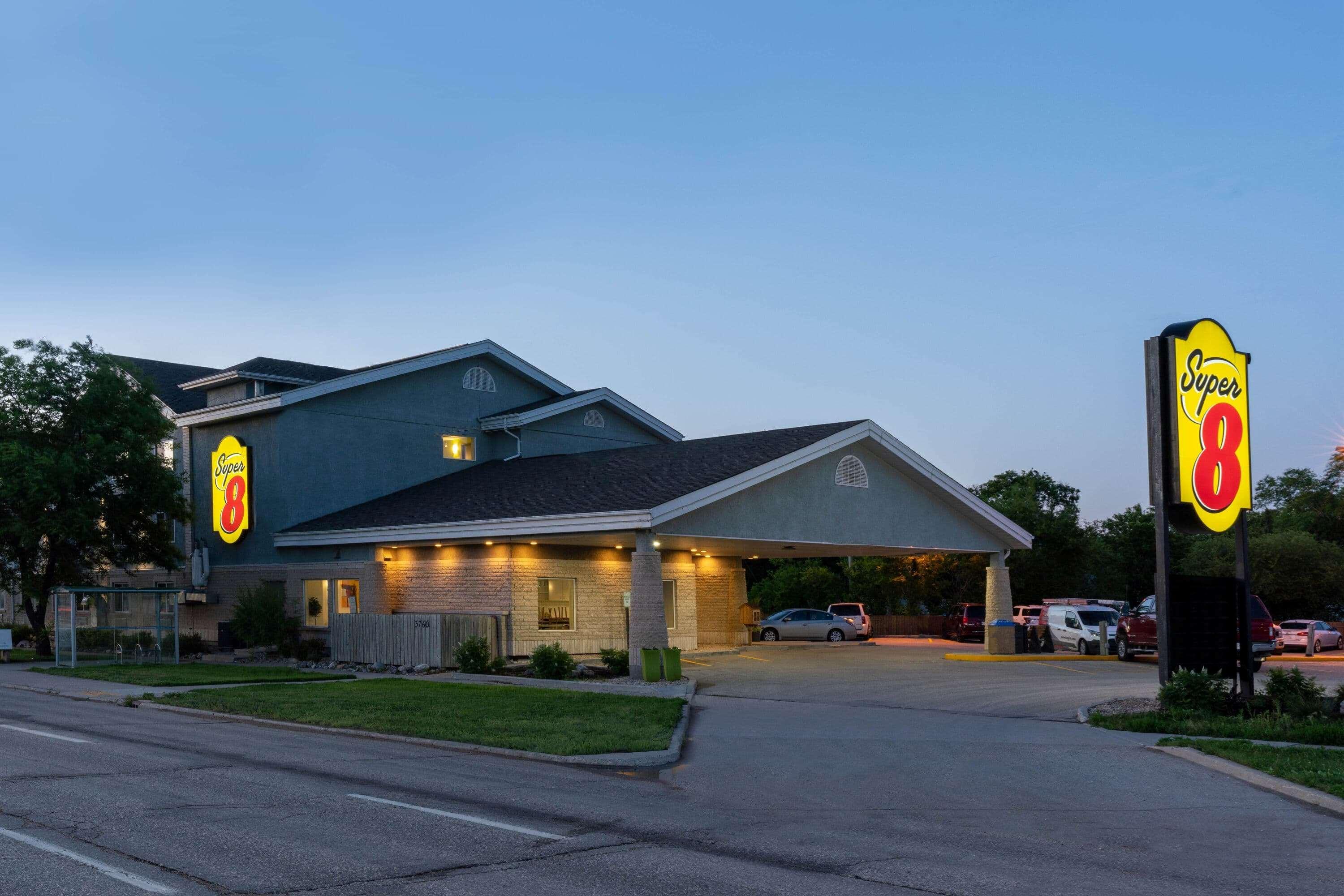 Super 8 By Wyndham Winnipeg West Екстериор снимка