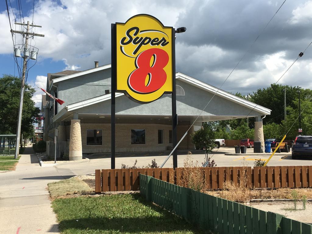 Super 8 By Wyndham Winnipeg West Екстериор снимка