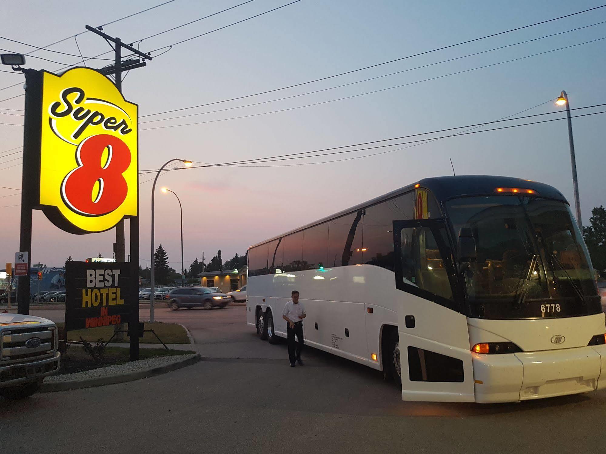 Super 8 By Wyndham Winnipeg West Екстериор снимка