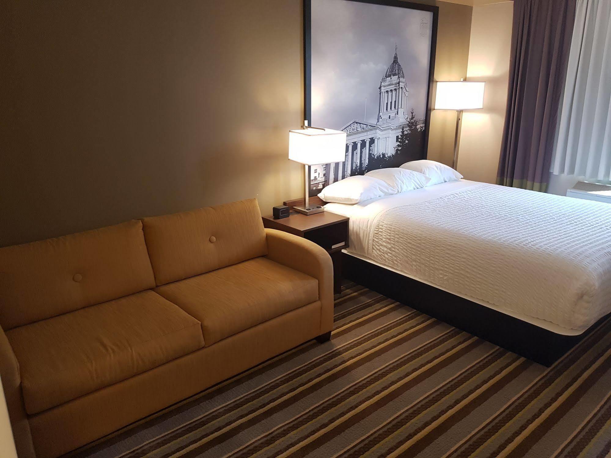 Super 8 By Wyndham Winnipeg West Екстериор снимка