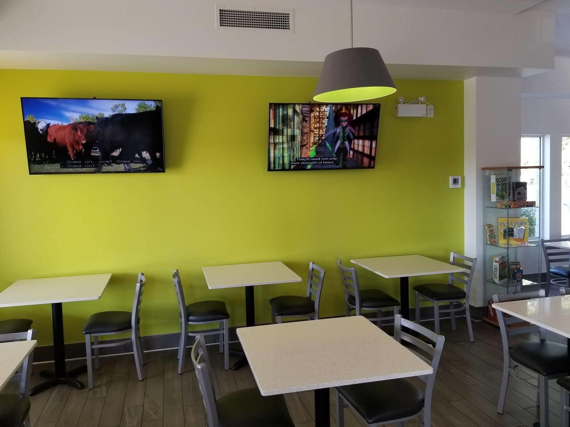 Super 8 By Wyndham Winnipeg West Екстериор снимка